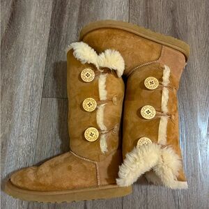 UGG Bailey Triplet Button II